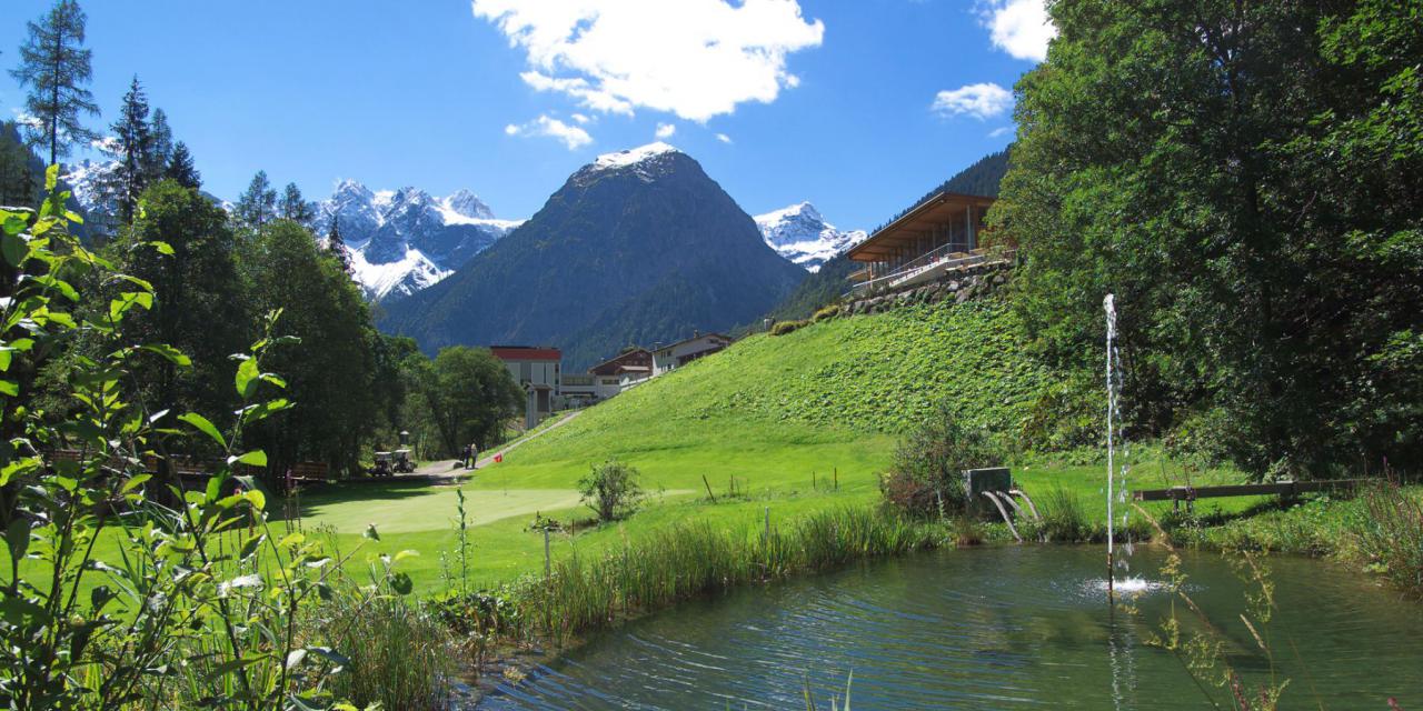 Loch 18 Abschluss vor dem Clubhaus Loch 18 Abschluss vor dem Clubhaus